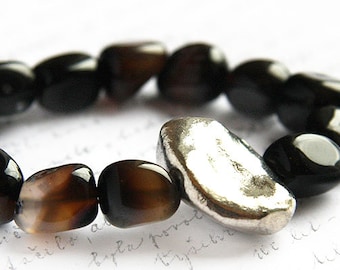 Pulsera de ágata natural marrón y negra con pepita de piedra gruesa y plata de ley negra de lujo.