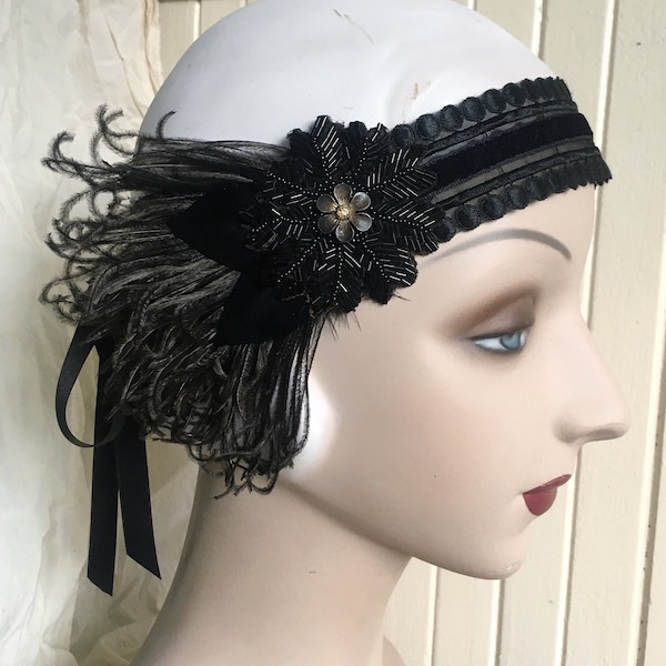 Bandeau élégant costume halloween style années 1920 avec fleurs victoriennes en perles bandeau fantôme gothique plumes noires - prêt à être expédié