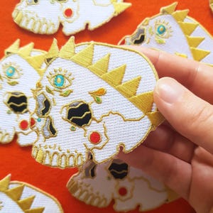 Parche termoadhesivo de calavera, corona dorada bordada, accesorio para chaqueta