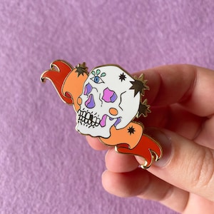 ÉDITION LIMITÉE Tête de mort avec épinglette en émail dur Couronne étoilée, bas de Noël, broche