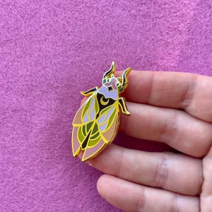 Cicala in vetro colorato caldo - Spilla in smalto duro, spilla da bavero, cloisonné, oggetti da collezione di entomologia