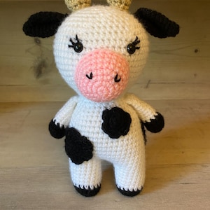 Crochet Cow Plush – Handmade Amigurumi Stuffed Animal – Soft Farm Animal Toy – Cute Gift for Kids or Cow Lovers – Farmhouse Shelf Decor