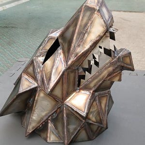 Scultura a forma di testa di lupo in acciaio inossidabile saldato