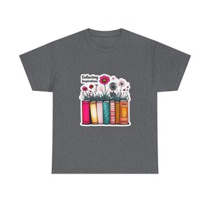 Koszulka Garden of Inspiration - Unisex Heavy Cotton Tee, prezent dla miłośnika książek, Nature Vibes, koszulka do czytania, koszulka z kwiatowym wzorem, przemyślany prezent