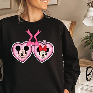 T-shirt bébé Coquette Disney, chemise à médaillon Mickey Minnie, haut court Stitch and Angel, chemise de vacances girly rétro Carl et Ellie WDW