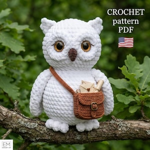 Puede incluir: Un peluche de búho tejido a ganchillo en color blanco con grandes ojos ámbar y pico marrón. El búho lleva un bolso bandolera tejido en color marrón que contiene pequeños sobres de papel. Texto: CROCHET pattern PDF con bandera de EE. UU.