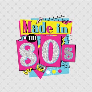 Puede incluir: Diseño gráfico retro con el texto "Made in the 80s". El diseño presenta los números "80" en una fuente audaz, una cinta de cassette y formas geométricas en rosa, amarillo y azul, sobre un fondo gris claro.
