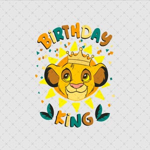 Puede incluir: Ilustración de dibujos animados de un cachorro de león con una corona dorada, con las palabras "BIRTHAY KING" en letras coloridas. El león está sobre un fondo de sol amarillo con confeti y hojas verdes.
