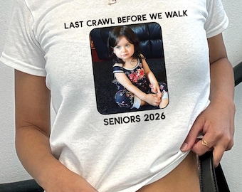 Camiseta para bebé de último año, Camiseta personalizada para graduados del año 2000, Último gateo antes de caminar, Graduación 2026, Regalo de graduación personalizado para graduados de hermandad, Camiseta corta