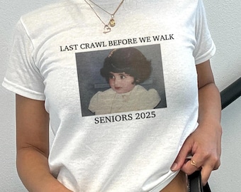 Senior Baby T-Shirt, benutzerdefinierte graduierten Y2K Shirt, letzte Krabbel, bevor wir graduiert gehen, Abschlussfeier 2026 Sorority graduierte Abschlussfeier Geschenk, Crop