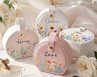 パーソナライズされたブライズメイドジュエリートラベルボックス、花柄PUレザーオーガナイザーケース、ブライズメイドプロポーズボックス、女性への誕生日＆ホリデーギフト