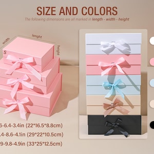 Pu&ograve; includere: Scatole regalo rosa in tre misure, etichettate S, M e L, con fiocchi di nastro abbinati. Le scatole sono impilate e le dimensioni sono elencate in pollici e centimetri. Scatole aggiuntive in bianco, rosa, blu, beige e nero.