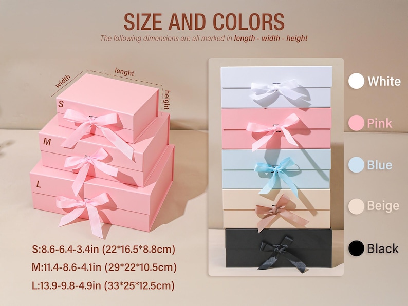 Pu&ograve; includere: Scatole regalo rosa in tre misure, etichettate S, M e L, con fiocchi di nastro abbinati. Le scatole sono impilate e le dimensioni sono elencate in pollici e centimetri. Scatole aggiuntive in bianco, rosa, blu, beige e nero.