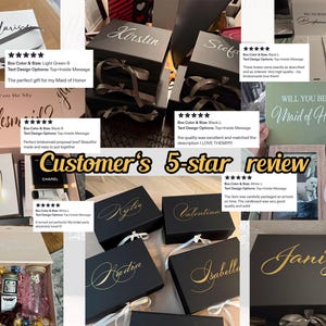 Pu&ograve; includere: Una collezione di scatole regalo rettangolari nere, bianche e verde chiaro, personalizzate con nomi in corsivo dorato o bianco. Alcune scatole sono aperte e mostrano messaggi stampati all'interno delle copertine.