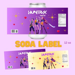 Könnte beinhalten: Eine Limonadendose mit einem lila Etikett mit dem Text "HUNTRAX PARTY!" und einer Grafik von drei Charakteren. Das Etikett enthält auch einen Barcode, Sternschnuppen und Herzen. Die Worte "SODA LABEL" stehen in großen gelben Buchstaben, und "12 oz" befindet sich in der Ecke.