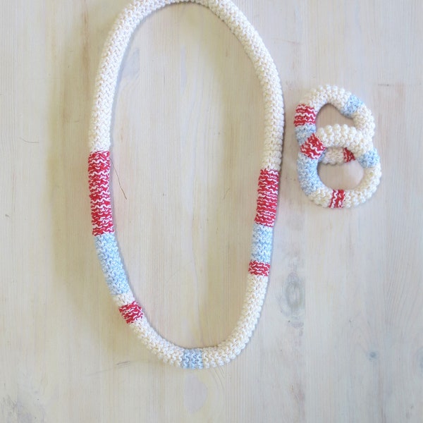 Set van ketting en 2 armbanden in gebreid katoen in rood, zand en blauw - wasbaar - zachte sieraden - met de hand gebreid - strand zomer