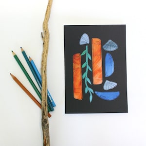 Mini pôster de conchas, achados de praia - colagem de papel pintado - em papel preto - arte de parede recortada - estilo quadro-negro - cartão comemorativo - feriado