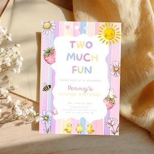 Può includere: Un invito di compleanno dai colori pastello con la scritta "TWO MUCH FUN". Il design include illustrazioni di un sole sorridente, margherite, fragole, un'ape e pulcini. L'invito è per il secondo compleanno di Penny.
