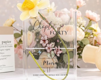 Kapitel vierzig Acryl-Büchervase, Blumen-Buchvase mit individuellem Namen, Meilenstein-Geschenkdekoration, personalisiertes Geburtstagsgeschenk für Buchliebhaber