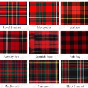 Pu&ograve; includere: Sono presentati nove diversi motivi tartan, ciascuno in formato quadrato. I tartan presentano varie combinazioni di rosso, verde, nero, giallo e bianco. Ogni motivo &egrave; etichettato con il suo nome, tra cui Royal Stewart, Macgregor e Wallace.