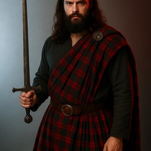 Pu&ograve; includere: Una persona in abiti tradizionali scozzesi, con una lunga spada. L'outfit include un kilt e uno scialle a quadri rossi e neri, una camicia scura a maniche lunghe e una cintura di cuoio marrone. Una spilla decorativa fissa lo scialle.