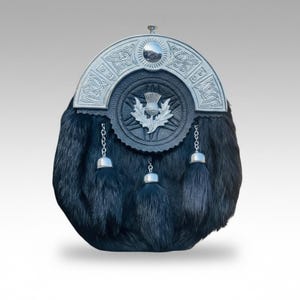 Falda escocesa de piel negra, estilo esporran, con cantle de cromo celta, accesorio para vestir en las Tierras Altas.