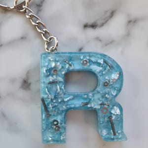 Llavero de resina con inicial y tornillos – Colores personalizados – Llavero con letra personalizada – Regalo único para él o ella
