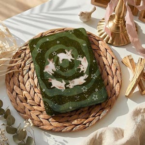 Può includere: Un cartello in legno rustico con la scritta "Welcome to our home" in lettere bianche. Il cartello presenta una finitura invecchiata e un design semplice e invitante.