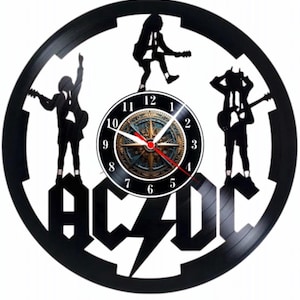 Könnte beinhalten: Schwarze Schallplattenuhr mit einer Silhouette der Band AC/DC, dem Bandlogo und einem Zifferblatt in der Mitte.