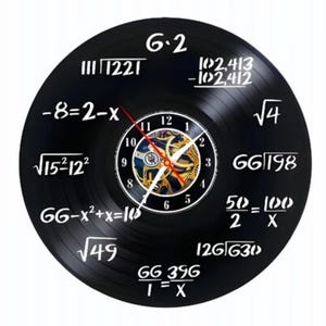 Könnte beinhalten: Schwarze Vinyl-Schallplattenuhr mit weißen mathematischen Gleichungen und Zahlen. Die Uhrzeiger sind rot und goldfarben, und das Zifferblatt hat ein dekoratives Zahnrad-Design. Eine einzigartige Wanduhr für einen Mathe-Enthusiasten.