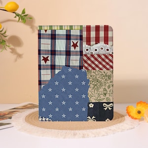 Custodia per iPad con motivo a quadri in denim, compatibile con iPad Air 2026, iPad 8/9/10, A16, iPad Pro 2024/2025, iPad Air 7/6/5, 11" 13", iPad Mini 5/6/7, con scomparto per penna, ideale come regalo.