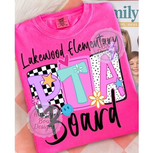 Pu&ograve; includere: T-shirt rosa acceso con la scritta "Lakewood Elementary PTA Board" in corsivo nero. Le lettere "PTA" sono in un design colorato con stelle, fiori e una faccina sorridente. La maglietta ha un'etichetta Comfort Colors.