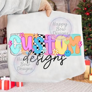 Pu&ograve; includere: Una maglietta bianca con la scritta "CUSTOM" in lettere colorate e giocose. Il design include fiori, un fulmine, una stella e un motivo a scacchiera. Sono visibili anche le parole "Happy Bow Designs".