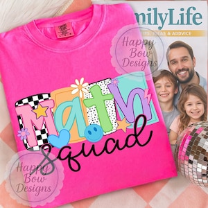 Könnte beinhalten: Ein leuchtend pinkfarbenes Comfort Colors T-Shirt mit dem Schriftzug "MATH squad" in einem farbenfrohen, verspielten Design. Das Design umfasst Sterne, Blumen, ein Smiley und ein Schachbrettmuster. Das Shirt hat einen Rundhalsausschnitt.