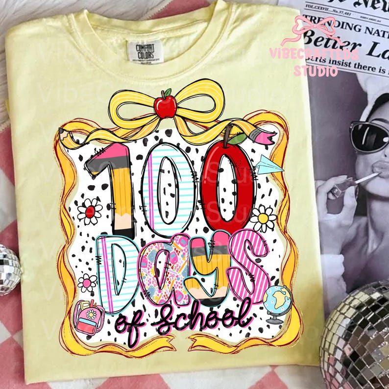 Puede incluir: Una camiseta Comfort Colors de color amarillo claro con un gr&aacute;fico colorido para el d&iacute;a 100 de escuela. El dise&ntilde;o incluye el texto "100 Days of School" con l&aacute;pices, manzanas y un globo terr&aacute;queo. Un lazo amarillo con una manzana roja corona el dise&ntilde;o.