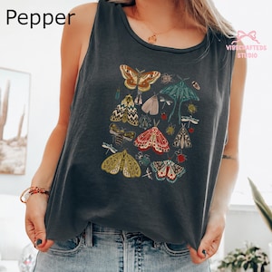 Könnte beinhalten: Ein dunkelgraues ärmelloses Tanktop mit einem Grafikdruck verschiedener Insekten, darunter Motten, Libellen und Käfer in Rot-, Grün-, Gelb- und Blautönen. Das Wort Pepper ist in der oberen linken Ecke des Bildes aufgedruckt.