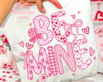 Coqueta de encaje rosa "Sé mía" png, preppy "Sé mía" png, coqueta cereza png, diseño de San Valentín preppy con lazo rosa y corazones, San Valentín png, garabatos