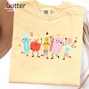 Camiseta con lindos colores de útiles escolares, camiseta para maestros adultos y jóvenes para el regreso a clases, camiseta con crayones, lápices y cuadernos, regalo para maestros de jardín de infantes imagen 12