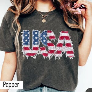 Maglietta vintage USA in finto patchwork, maglietta con bandiera americana, maglietta Comfort Colors per il 4 luglio, maglietta grafica patriottica USA effetto invecchiato, maglietta America immagine 5