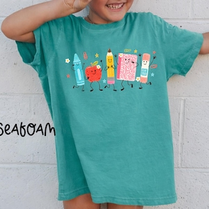 Camiseta con lindos colores de útiles escolares, camiseta para maestros adultos y jóvenes para el regreso a clases, camiseta con crayones, lápices y cuadernos, regalo para maestros de jardín de infantes imagen 3