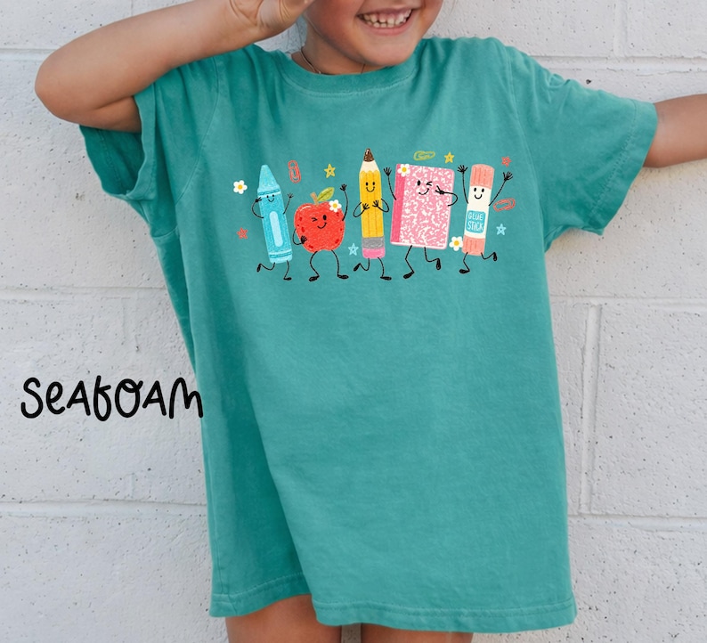 Camiseta con lindos colores de útiles escolares, camiseta para maestros adultos y jóvenes para el regreso a clases, camiseta con crayones, lápices y cuadernos, regalo para maestros de jardín de infantes imagen 3