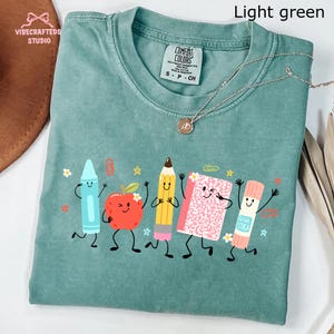 Camiseta con lindos colores de útiles escolares, camiseta para maestros adultos y jóvenes para el regreso a clases, camiseta con crayones, lápices y cuadernos, regalo para maestros de jardín de infantes imagen 15