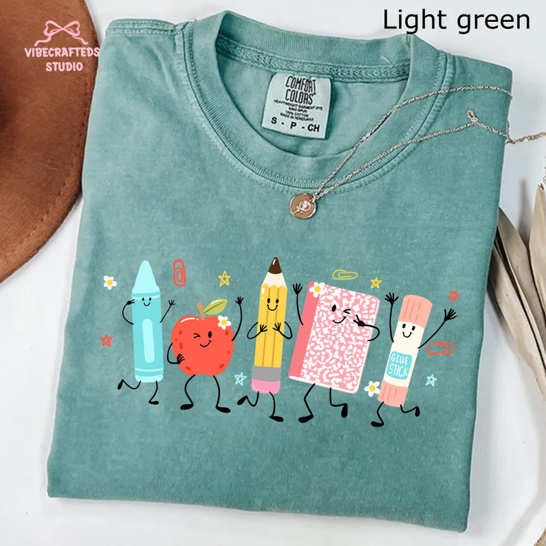Camiseta con lindos colores de útiles escolares, camiseta para maestros adultos y jóvenes para el regreso a clases, camiseta con crayones, lápices y cuadernos, regalo para maestros de jardín de infantes imagen 15