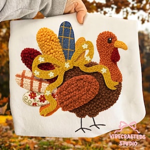 Puede incluir: Un diseño decorativo de pavo de Acción de Gracias sobre un fondo blanco. El pavo presenta un cuerpo marrón texturizado, una cabeza naranja y un lazo amarillo con acentos de flores blancas. Las plumas de la cola del pavo son en tonos de amarillo, rojo y azul.