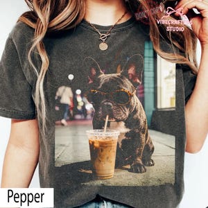 Französische Bulldogge Eiskaffee Shirt, lustiges Hundekaffee Liebhaber T-Shirt, Grunge Frenchie Grafik Shirt, trendiges ästhetisches Hunde T-Shirt, Comfort Farben Shirt