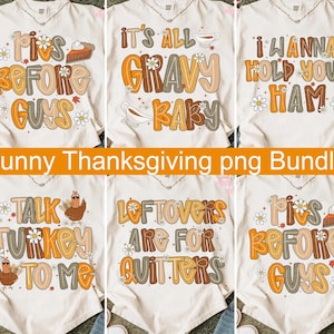 Può includere: Una collezione di magliette color crema con frasi a tema Ringraziamento in arancione, marrone e verde. Le frasi includono "Pies Before Guys", "It's All Gravy Baby" e "I Wanna Hold Your Ham". È visibile anche il testo "Funny Thanksgiving png Bundle".