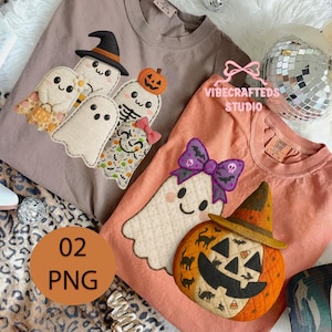 以下が含まれることがあります： ハロウィーンをテーマにしたアップリケが付いた、長袖Tシャツ2枚。1枚はモーヴ、もう1枚はコーラル。モーヴのシャツには、お化けとカボチャのデザイン。コーラルのシャツには、お化け、魔女の帽子をかぶったカボチャ、紫のリボン。テキスト「VIBECRAFTED STUDIO」が表示されています。