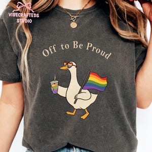 Off To Be Proud png, HBTQ-gås png, rolig gåsdesign för Pride-månaden, estetisk regnbågsflagga png, sublimering av Pride