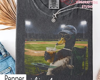 Camiseta Comfort Colors "Vivo aquí ahora" con diseño de pato de béisbol, camiseta divertida vintage para aficionados al deporte, estampado de pato con café helado, camiseta unisex con meme.