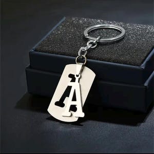 Llavero con Inicial – Personalizado con Letra, Regalo Único y Elegante